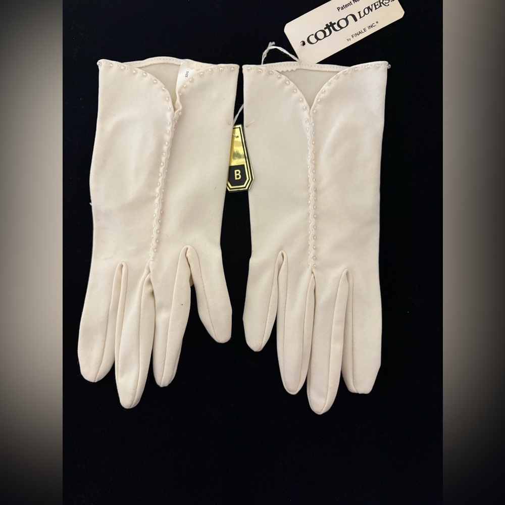 Cream Gloves with small beads Finale brand size B vintage